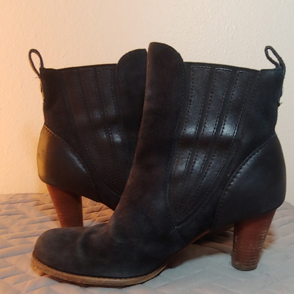 Ugg black leather suede bootie 8